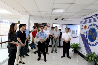 2020年7月14日，時任浙江省總工會黨組成員、副主席張衛(wèi)華一行蒞臨景興紙業(yè)調研推進新時代產業(yè)工人隊伍建設改革工作